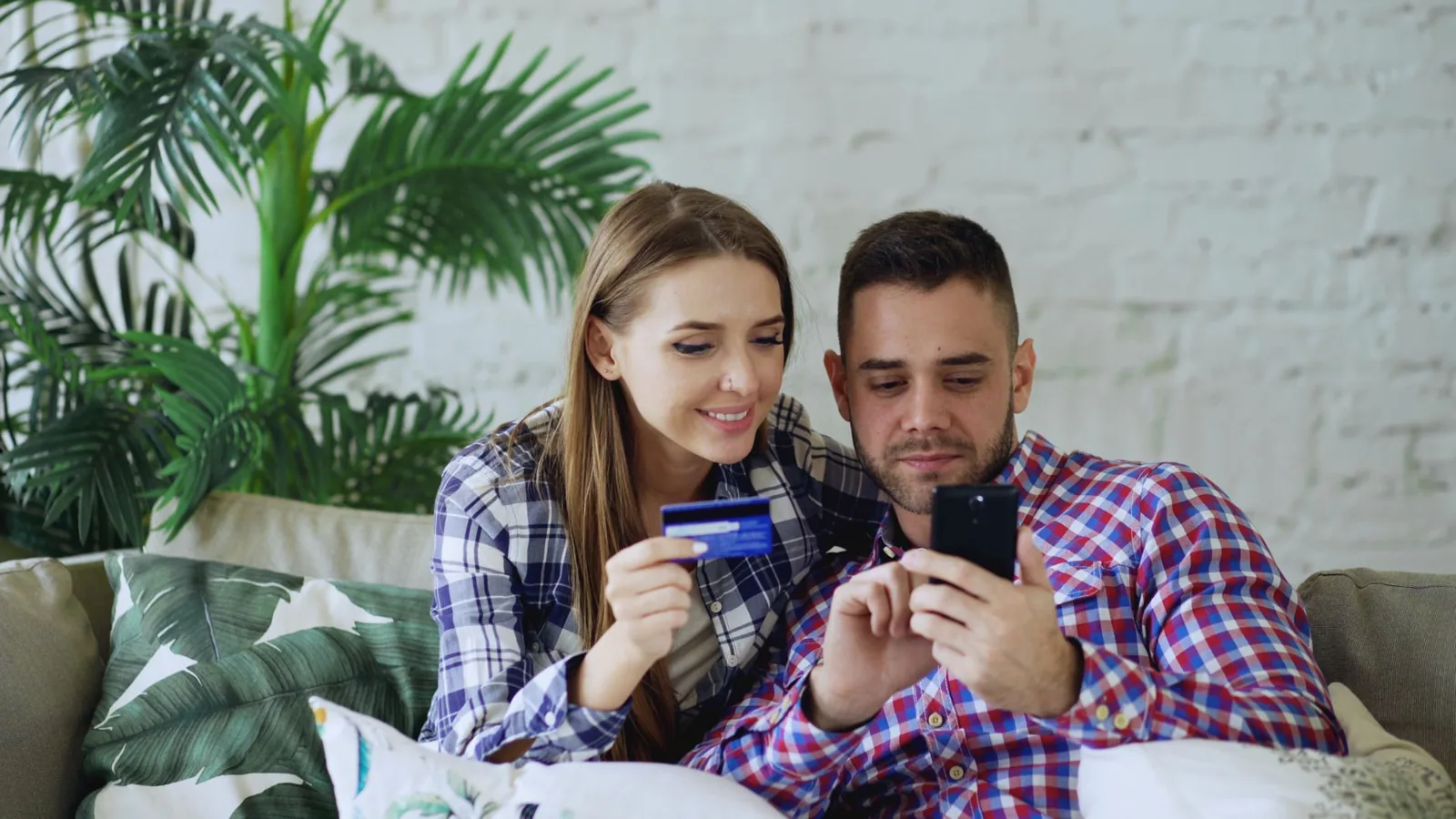 Best travel credit card review: traveler relaxing in an airport lounge with a premium rewards card